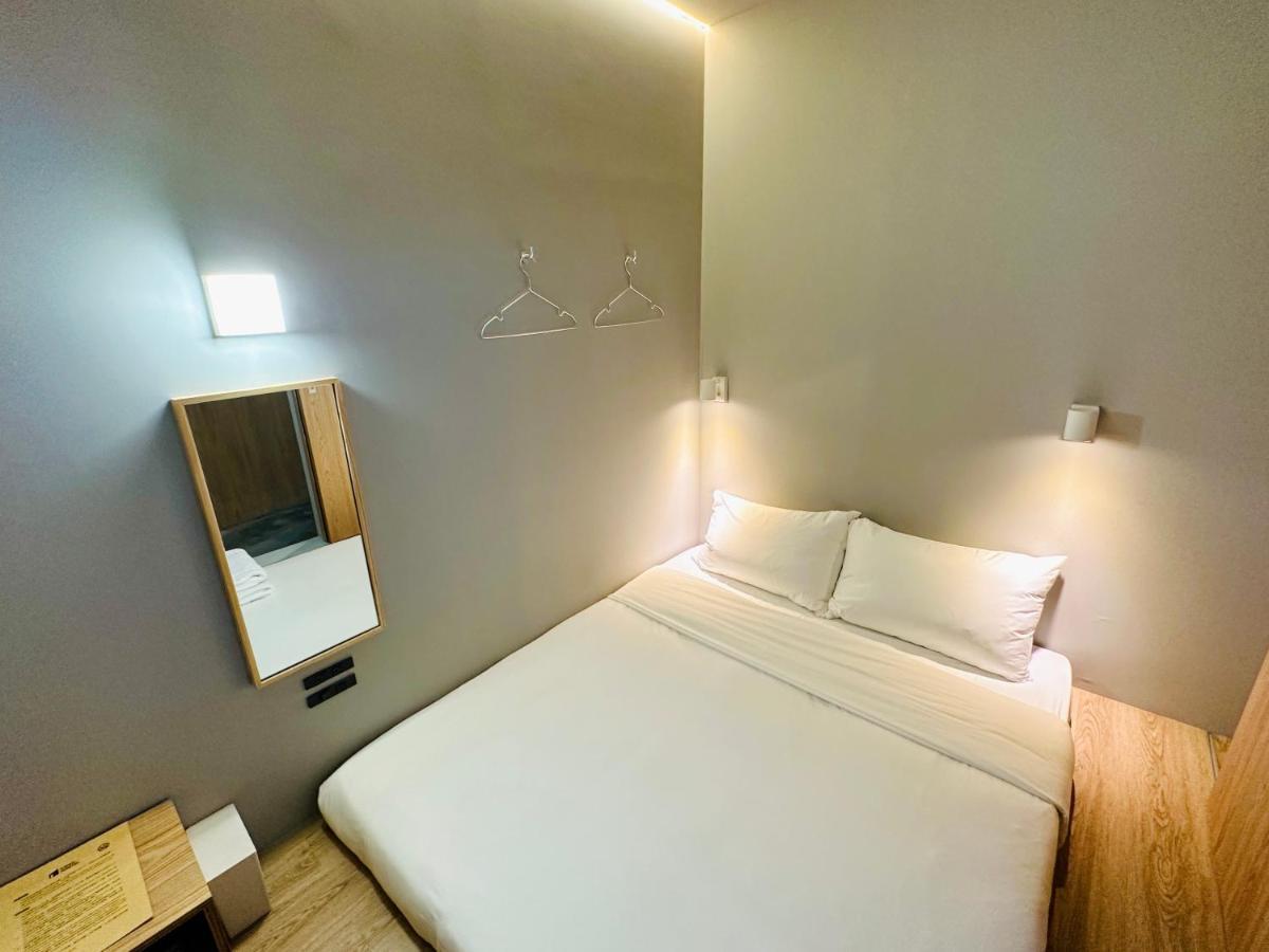 Kw2 Hostel Kaohsiung Exteriör bild