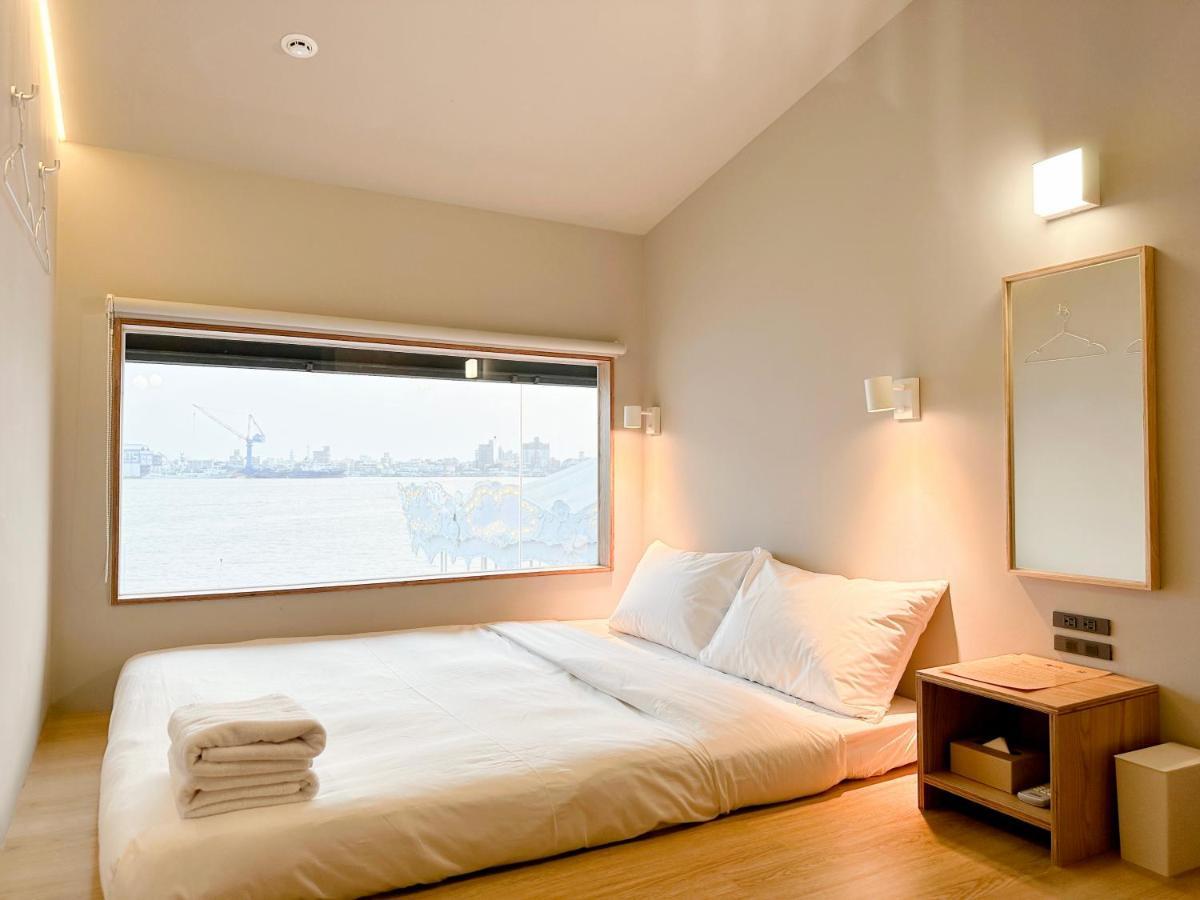 Kw2 Hostel Kaohsiung Exteriör bild