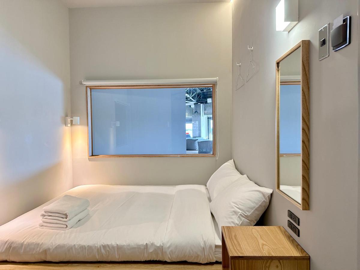 Kw2 Hostel Kaohsiung Exteriör bild